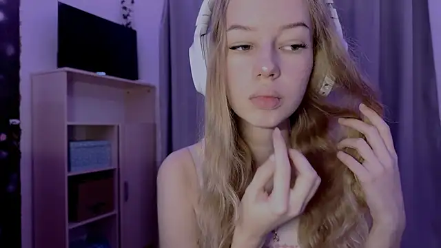 LunaCrave online show from 10-28-25, 04:05