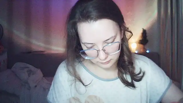 Snapshot of MoodieMira chatting on 12-18-25, 02:06 MoodieMira online show from 12-18-25, 02:06