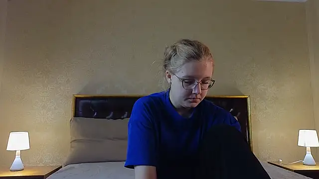 Snapshot of AlinaAldrete chatting on 10-17-25, 04:26 AlinaAldrete online show from 10-17-25, 04:26