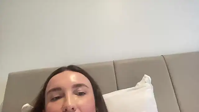 Snapshot of CArivora chatting on 02-18-26, 01:40 CArivora online show from 02-18-26, 01:40