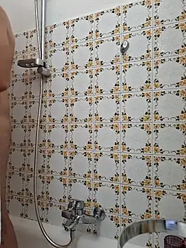 Snapshot of suisseitalie chatting on 10-15-25, 06:30 suisseitalie online show from 10-15-25, 06:30