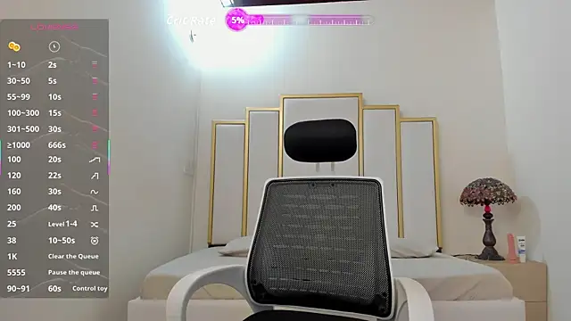 Snapshot of Annylittle_ chatting on 10-19-25, 04:57 Annylittle  online show from 10-19-25, 04:57