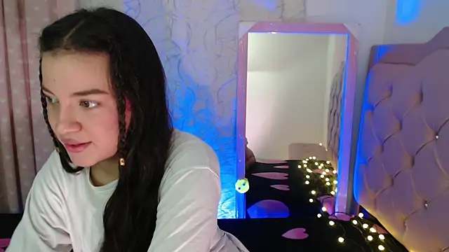 Snapshot of beauty_lana18 chatting on 11-13-25, 01:26 beauty lana18 online show from 11-13-25, 01:26