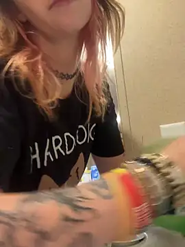 Snapshot of Mustbethemoney1234 chatting on 10-22-25, 06:13 Mustbethemoney1234 online show from 10-22-25, 06:13