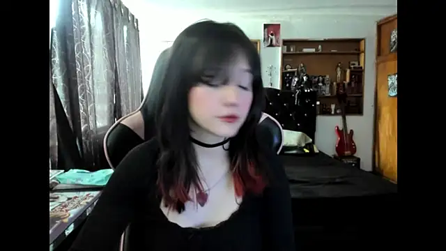 Maki Zein  online show from 11-28-25, 08:33