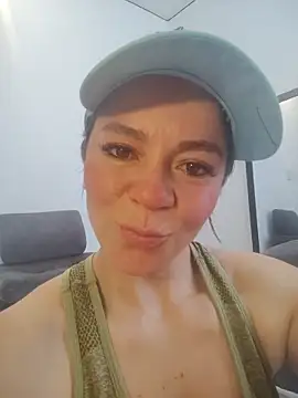 Snapshot of disneey2888 chatting on 10-15-25, 03:45 disneey2888 online show from 10-15-25, 03:45