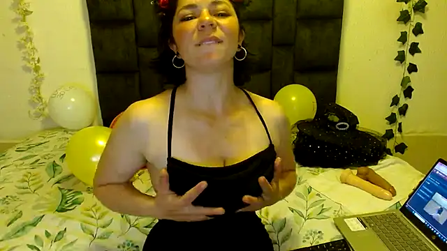 Snapshot of disneey2888 chatting on 10-29-25, 03:36 disneey2888 online show from 10-29-25, 03:36