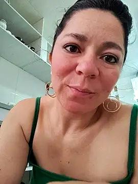 Snapshot of disneey2888 chatting on 11-12-25, 12:27 disneey2888 online show from 11-12-25, 12:27