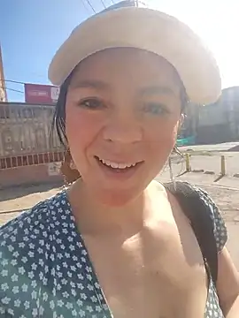 Snapshot of disneey2888 chatting on 12-14-25, 01:38 disneey2888 online show from 12-14-25, 01:38