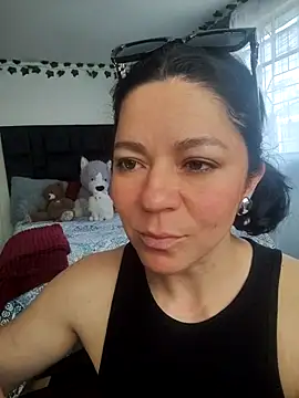 Snapshot of disneey2888 chatting on 12-17-25, 02:56 disneey2888 online show from 12-17-25, 02:56