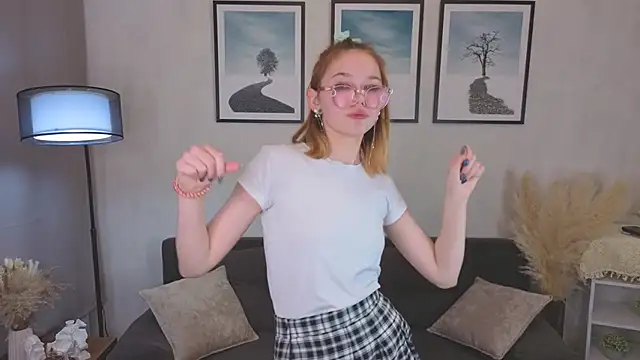 LinhFerrales online show from 10-15-25, 11:32