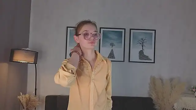 LinhFerrales online show from 10-18-25, 10:05