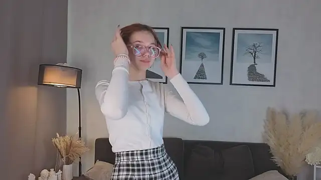 LinhFerrales online show from 10-19-25, 10:05