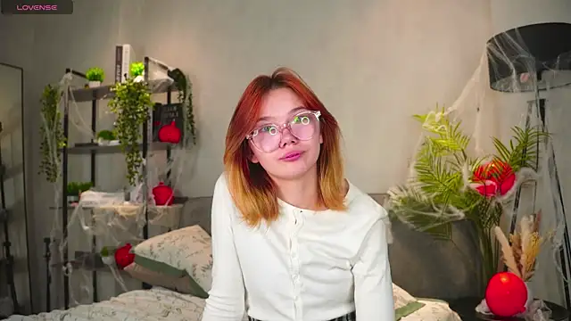 LinhFerrales online show from 10-30-25, 10:06