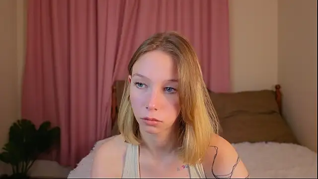 Snapshot of LilyVoise chatting on 10-16-25, 12:39 LilyVoise online show from 10-16-25, 12:39