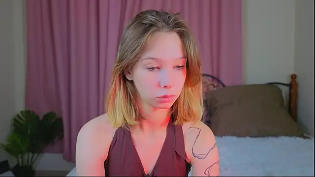 Snapshot of LilyVoise chatting on 10-17-25, 11:57 LilyVoise online show from 10-17-25, 11:57