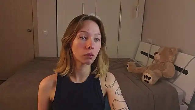 Snapshot of LilyVoise chatting on 10-19-25, 01:01 LilyVoise online show from 10-19-25, 01:01