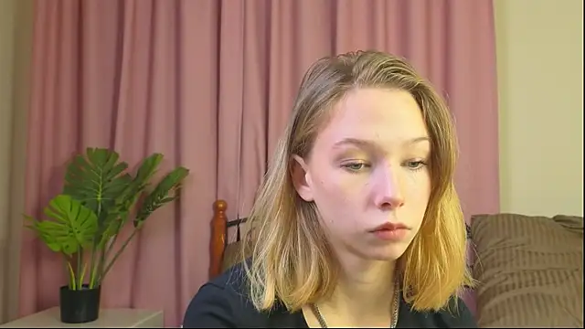 Snapshot of LilyVoise chatting on 10-21-25, 12:28 LilyVoise online show from 10-21-25, 12:28