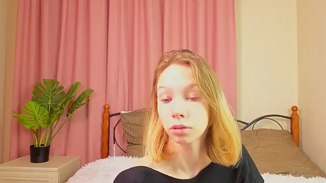 Snapshot of LilyVoise chatting on 10-24-25, 11:28 LilyVoise online show from 10-24-25, 11:28