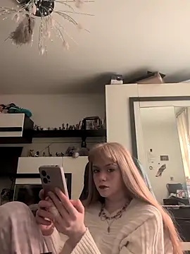 Snapshot of OpheliaMills chatting on 10-15-25, 08:47 OpheliaMills online show from 10-15-25, 08:47