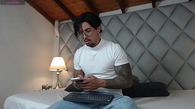 Liam Espinoza online show from 10-19-25, 07:47