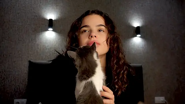 Snapshot of milykitty chatting on 10-25-25, 01:07 milykitty online show from 10-25-25, 01:07