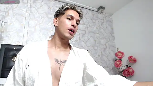 Snapshot of MathiasTaylorr chatting on 10-25-25, 03:58 MathiasTaylorr online show from 10-25-25, 03:58