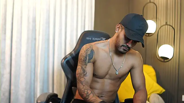 Snapshot of Reik_Vonn chatting on 06-11-26, 12:58 Reik Vonn online show from 06-11-26, 12:58