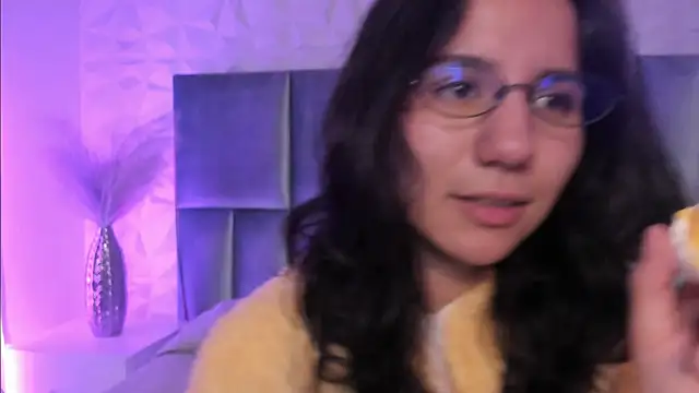 HollyPeach online show from 04-09-26, 07:30