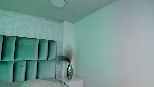 HollyPeach online show from 04-28-26, 02:27