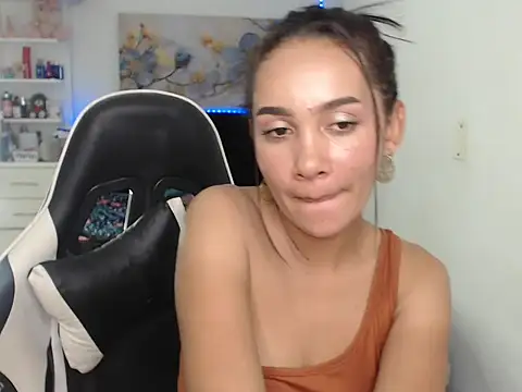 Snapshot of moon1_95 chatting on 10-28-25, 05:00 moon1 95 online show from 10-28-25, 05:00