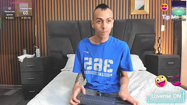 DerryAndIzzy online show from 11-12-25, 04:13