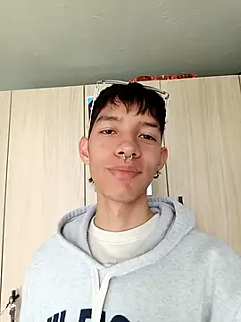 Snapshot of heyy_noah11 chatting on 10-19-25, 08:31 heyy noah11 online show from 10-19-25, 08:31