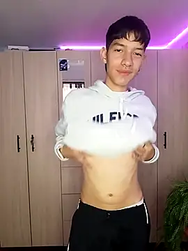 Snapshot of heyy_noah11 chatting on 11-04-25, 10:31 heyy noah11 online show from 11-04-25, 10:31