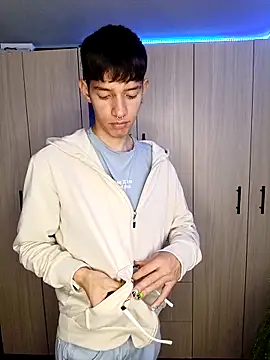 Snapshot of heyy_noah11 chatting on 11-09-25, 12:42 heyy noah11 online show from 11-09-25, 12:42