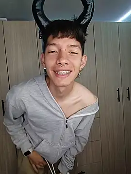 Snapshot of heyy_noah11 chatting on 11-22-25, 01:04 heyy noah11 online show from 11-22-25, 01:04