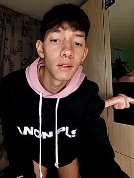 Snapshot of heyy_noah11 chatting on 12-14-25, 01:33 heyy noah11 online show from 12-14-25, 01:33