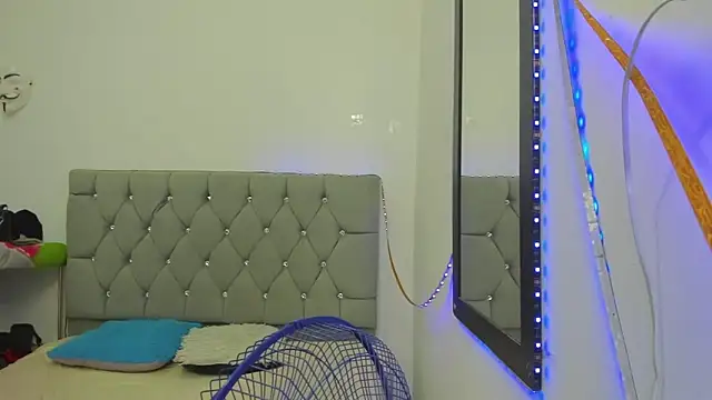 Snapshot of Sofi_And_Santy chatting on 11-28-25, 01:08 Sofi And Santy online show from 11-28-25, 01:08