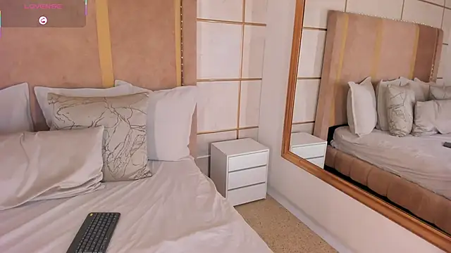 Snapshot of lyrabellini chatting on 11-07-25, 11:43 lyrabellini online show from 11-07-25, 11:43