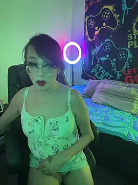 Snapshot of MiniMonroe chatting on 10-19-25, 10:38 MiniMonroe online show from 10-19-25, 10:38