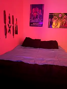 Snapshot of MiniMonroe chatting on 12-05-25, 12:03 MiniMonroe online show from 12-05-25, 12:03