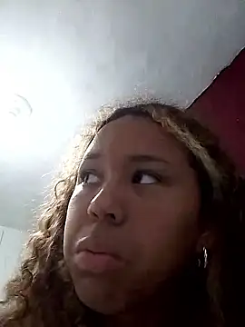 Snapshot of Camilanifeta chatting on 12-19-25, 10:50 Camilanifeta online show from 12-19-25, 10:50