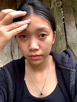 Snapshot of linh-lan1 chatting on 10-31-25, 12:33 linh-lan1 online show from 10-31-25, 12:33