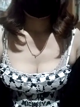 Snapshot of YiyinLy chatting on 10-22-25, 12:05 YiyinLy online show from 10-22-25, 12:05