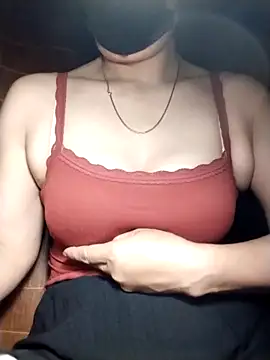 Snapshot of YiyinLy chatting on 10-29-25, 08:32 YiyinLy online show from 10-29-25, 08:32