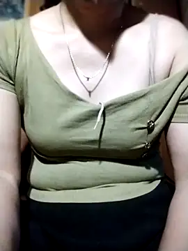 Snapshot of YiyinLy chatting on 10-30-25, 08:42 YiyinLy online show from 10-30-25, 08:42