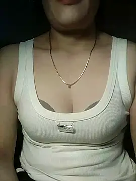 Snapshot of YiyinLy chatting on 11-18-25, 03:01 YiyinLy online show from 11-18-25, 03:01