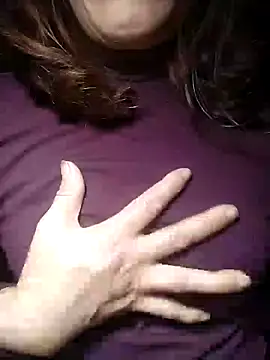 Snapshot of YiyinLy chatting on 11-19-25, 09:37 YiyinLy online show from 11-19-25, 09:37