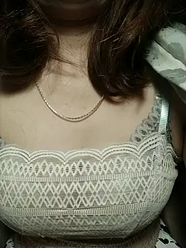 Snapshot of YiyinLy chatting on 11-23-25, 07:46 YiyinLy online show from 11-23-25, 07:46