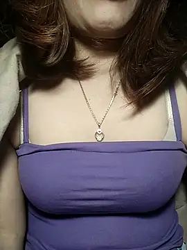 Snapshot of YiyinLy chatting on 11-24-25, 07:24 YiyinLy online show from 11-24-25, 07:24